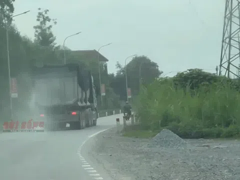 Nghệ An: Xe tải “cõng” khoáng sản "cày nát" quốc lộ, bụi mù khu dân cư